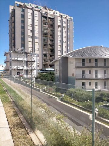 PUGLIA - TARANTO - VIALE VIRGILIO N.20 Ofrecemos a la venta en una posición muy central una habitación grande, categoría D6 (instalaciones deportivas) y D8 (grandes tiendas), ubicada en el sótano de un edificio con vistas al mar. La propiedad mide ap...