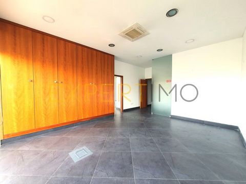 Store, in Caldas da Rainha, consisting of 5 tempered glass rooms, access between them, all have cabinets with shelves, cassette air conditioning on the ceiling in all rooms, cabling working under the floor, without any visibility of cables, 2 bathroo...