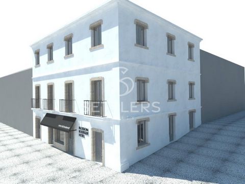 Urban building in full ownership for renovation, just 170 meters from Cascais Bay. Located in the historic centre, this property is just steps away from the iconic beaches, top restaurants, and a wide range of shops and services. Cascais is synonymou...