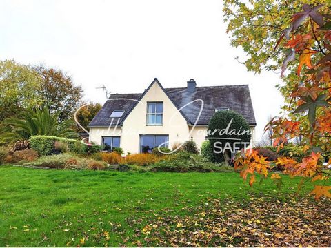 Située sur la commune de Plougonven, à seulement quelques minutes du centre ville de Morlaix, je vous invite à découvrir cette jolie maison de 177 m² édifiée en 2002. Elle se compose au rez-de-chaussée d'un hall d'entrée desservant une vaste pièce de...