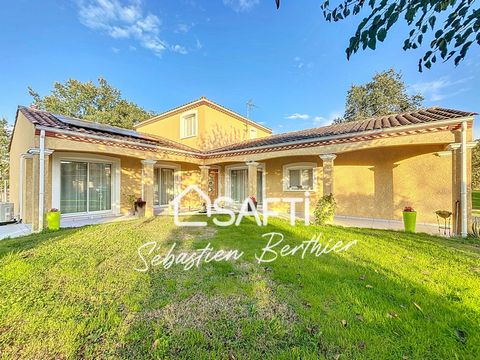 Dans un village calme, à seulement 7 minutes de Lavaur et 35 minutes de Toulouse, cette villa contemporaine de 2500 m² vous attend, située en fond d’impasse. Vous y découvrirez une entrée spacieuse, offrant un bel accueil , une grande pièce à vivre l...