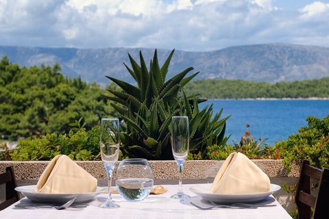 Direttamente sul mare, nel mezzo di una pineta ombrosa. Il resort è composto da un edificio principale con reception e 24 padiglioni a due piani in dolce pendenza, distribuiti sull'intero complesso a ridosso della spiaggia. Gli appartamenti di lusso ...