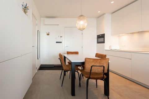 Cet appartement de 2 chambres récemment construit est situé au 2ème étage de la prestigieuse tour Residentie Ensor II, située dans le quartier d'Oosteroever. Il dispose d'une terrasse spacieuse avec mobilier de salon, parfaite pour se détendre en ple...