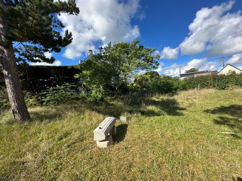 Saint-Germain sur Ay, proche de la plage et des commerces, terrain non viabilisé de 468 m² avec certificat d'urbanisme positif et bornage effectué. Le terrain est plat et clos avec une exposition au sud, et raccordé au tout à l'égout. Les honoraires ...