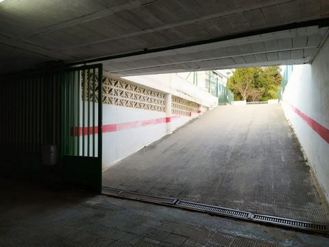 Oportunidad ANTES 35000â Garaje cabinado cerca de zona Centro y playa Levante Garaje esta ubicado en Benidorm zona Levante cerca de Plaza Triangular tiene superficie 17 m aproximadamente 300 m de la playa Extras agua luz riego automático techos altos...