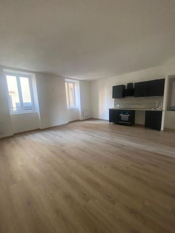 Situé dans le charmant village de Flayosc et à moins de 10min de Draguignan, cet appartement totalement rénové et lumineux bénéficie d'un emplacement idéal à proximité des commerces et des nombreux services disponibles. L'appartement de 50 m² , au 1e...