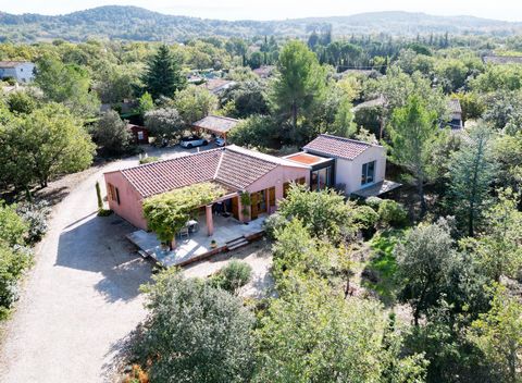 Located in a peaceful setting in Saint-Saturnin-lès-Apt, this single-storey house extends over an enclosed and wooded plot of 3700 m², where a hundred-year-old oak tree sits majestically, offering a setting of greenery and tranquility. The plot inclu...