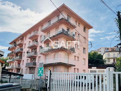 Charmant T3 de 57 m² à Ajaccio. Cet appartement, idéalement situé près des commerces, des écoles et des transports en commun, offre un cadre de vie pratique et confortable. Situé dans une résidence sécurisée, il dispose d’un parking collectif, un vra...