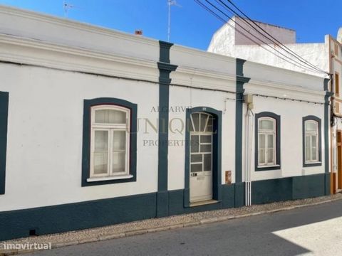 Villa au rez-de-chaussée avec petite cour arrière, située au cœur du centre historique de Lagos, nécessitant des travaux de rénovation en profondeur. Projet approuvé pour la construction de 2 étages. Emplacement très central, à proximité des commerce...