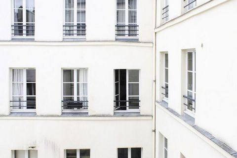 Magnifique appartement de 100 mètres carrés situé dans le 10ème arrondissement de Paris. ArrayPouvant accueillir jusqu'à 6 personnes, il est idéal pour une famille. Au plaisir de vous recevoir ! :) Localisé au 4ème étage avec ascenseur, il comprend :...