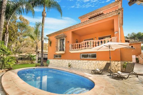 Denna lyxiga villa är belägen i Nueva Andalucia, Marbella, Malaga och är ett perfekt val för den som söker det bästa av det bästa. Med 4 sovrum och 4 badrum är denna villa perfekt för en familj eller för den som älskar att ha gott om utrymme. Med en ...