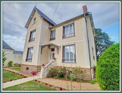 A la limite de l'Anjou, en Sarthe, entre Tours et Le Mans, je vous invite à découvrir cette très jolie propriété. Nous sommes à Aubigné-Racan, petite ville sympathique avec d'anciens vestiges gallo-romains à 2h30 de Paris. Au sein d'un jardin fleuri ...