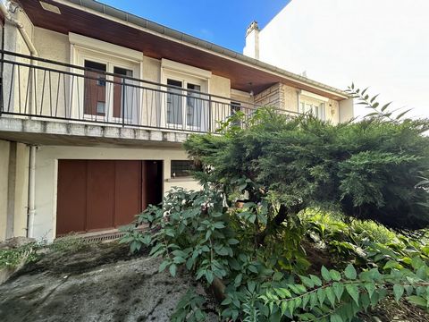 Madame Immobilier vous présente en exclusivité à Reims ( limite Tinqueux) cette maison de 65 m2 environ à rénover. Cette maison offre une vie de plain-pied avec une vaste entrée, un salon/salle à manger de 30 m2, de deux chambres, une salle de douche...