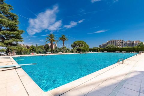 De residentie is gelegen in Mandelieu-la-Napoule, in een gebouw met beveiliging, 7 dagen per week, dicht bij de stranden, de golfbaan, winkels en alle voorzieningen;De residentie biedt een rustige en ontspannen omgeving met een bewaakt Olympisch zwem...