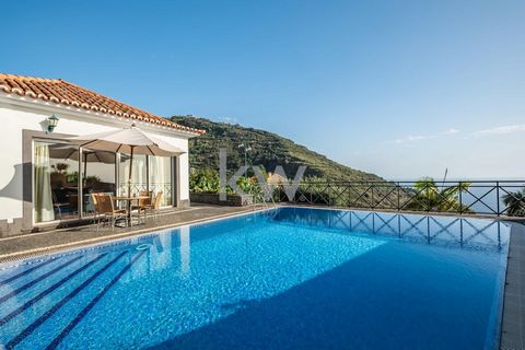 Diese Villa ist perfekt für diejenigen, die komfortabel leben möchten oder für diejenigen, die eine solide Investition in eines der begehrtesten Reiseziele der Insel suchen, wo jeder Sonnenaufgang ein unvergessliches Erlebnis ist und wo jeder Sonnenu...