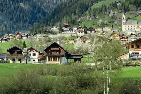 Dieses schöne freistehende rustikale Chalet für maximal 12 Personen befindet sich in Grosskirchheim im Mölltal in Kärnten, bietet eine schöne Aussicht auf die umliegende Berglandschaft und liegt in unmittelbarer Nähe zum bekannten Skigebiet Grossgloc...