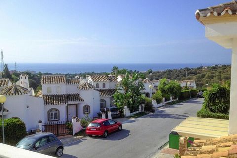 Een mooi huis in het dorp Calahonda, op slechts 3 km van La Cala de Mijas. Het vakantiehuis heeft drie slaapkamers, twee badkamers, een gezellige woonkamer en een groot terras waar je 's avonds heerlijk kunt genieten. U heeft direct toegang tot het g...