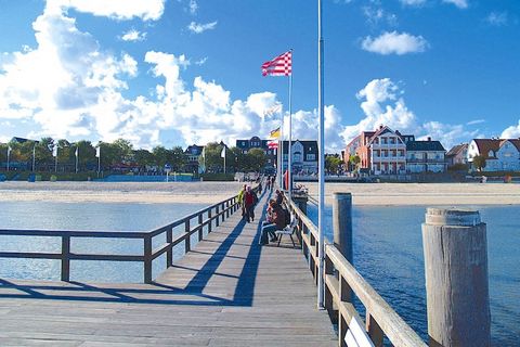 Appartementenhuis op een idyllische en toch centrale locatie direct aan de strandpromenade in Wyk. Het appartement is gevestigd in een historisch huis en is enkele jaren geleden volledig gerenoveerd. Restaurants, cafés en diverse winkelmogelijkheden ...