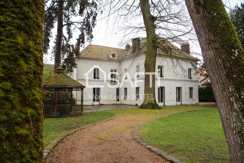 Maison ancienne de maître à Garancières A seulement 45 mn de la gare Montparnasse. En plein cœur du village, maison ancienne, aux belles prestations ,édifiée en 1890 d'environ 320 m² sur une parcelle de 2450 m², terrasse et cour pavées, charetterie p...