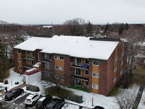 Condo idéalement situé dans un secteur stratégique de Québec, parfait pour les étudiants et à proximité de toutes les commodités. Abordable et faisant partie d'une copropriété bien gérée et responsable. Laissez libre cours à votre imagination pour le...