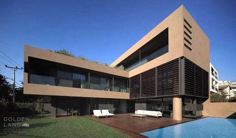 Gadait International biedt u een prestigieus vrijstaand huis aan in de gewilde wijk Glyfada aan de beroemde Atheense Rivièra. Met een bewoonbare oppervlakte van 875 m² op vier niveaus en een perceel van 1.030 m², combineert deze woning elegantie, com...