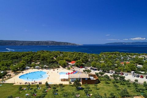 En una ligera pendiente, directamente en una larga playa de guijarros con una sección nudista, un puerto deportivo para botes pequeños y una zona de piscina de nueva construcción, en una hermosa península cerca de la capital de la isla, Cres. Las cas...