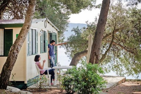 En una ligera pendiente, directamente en una larga playa de guijarros con una sección nudista, un puerto deportivo para botes pequeños y una zona de piscina de nueva construcción, en una hermosa península cerca de la capital de la isla, Cres. Las cas...