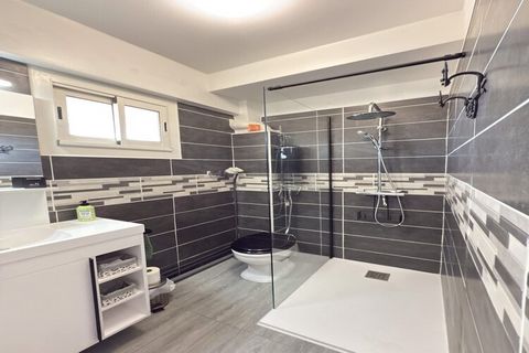Enjoy a relaxing seaside getaway in this bright F1 Bis apartment, perfectly located in the heart of Valras-Plage. With a private balcony offering panoramic sea views, this air-conditioned apartment is ideal for a couple seeking comfort and convenienc...