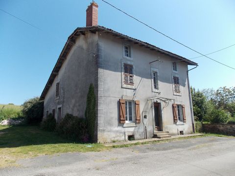 Belle maison individuelle en pierre de 4 chambres à rénover avec jardin, grange et terrain attenant de 1 hectare