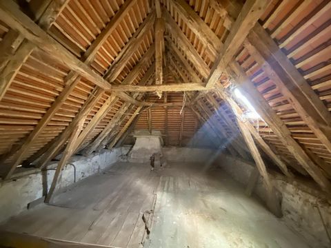 Maison en bon état et Grange à restaurer, dans un environnement privilégié.