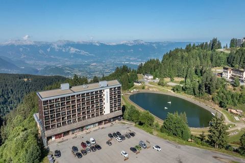 Stel je voor dat je wakker wordt in de frisse berglucht, geniet van je koffie op een zonnig balkon en binnen een paar minuten de piste op stapt. Dit knusse appartement van 33 m² is geschikt voor maximaal zes personen en biedt de perfecte mix van comf...