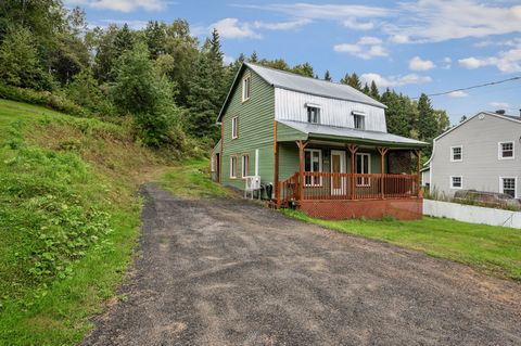 Vendeur motivé ! Charmante propriété de 3 chambres à coucher située sur un vaste terrain de 2 900 m², avec remise à l'arrière. Parfaite pour un premier achat ou un pied-à-terre. Cette maison a bénéficié de nombreuses rénovations récentes : il ne rest...