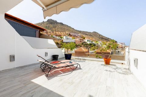 Fantastische duplex met zeezicht te koop in Roque del Conde Op de begane grond vindt u een volledig uitgeruste keuken, een ruime woonkamer om in te ontspannen en een zonnig terras dat uitnodigt om te genieten van het weer en het prachtige panoramisch...