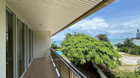 Exceptionell lägenhet i Pattaya Secure Beachfront Residence Beläget i en av de vackraste bostäderna i Pattaya, erbjuder denna 91 m2 stora lägenhet en högklassig livsmiljö och direkt tillgång till stranden. Karakteristika: • Pris: 12,000,000 THB ( 318...