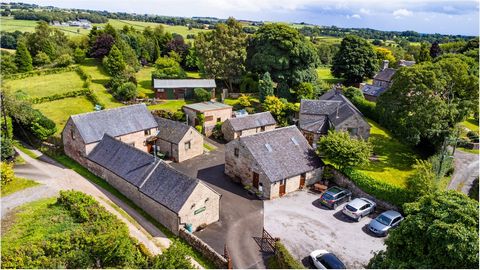 Situé au milieu des collines vallonnées des landes du Staffordshire, Rock House Farm est un domaine de campagne privé distingué offrant à l’acheteur averti une opportunité exceptionnelle. Combinant la grâce d’une belle ferme avec trois charmants cott...