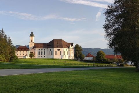 Es verfügt über 3 Doppelschlafzimmer, Dusche, 2 WCs, großzügiges Wohn-/Esszimmer mit zusätzlichen Kachelofen, SAT-TV, W-Lan, Küche mit Geschirrspüler, Gefrierschrank, Terrasse mit Garten und Grillmöglichkeit.