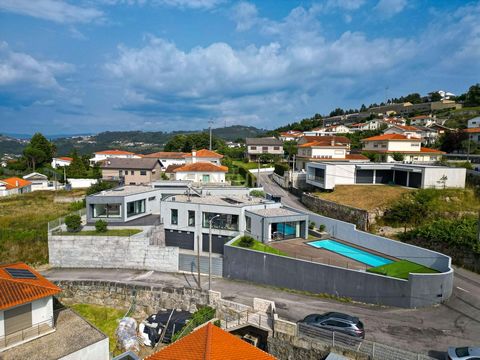 Découvrez la maison de vos rêves dans cette résidence de plain-pied située à Mesão Frio, Guimarães. Conçue pour offrir un maximum de confort et d'élégance, cette propriété combine sophistication et praticité dans un cadre magnifique, avec des espaces...