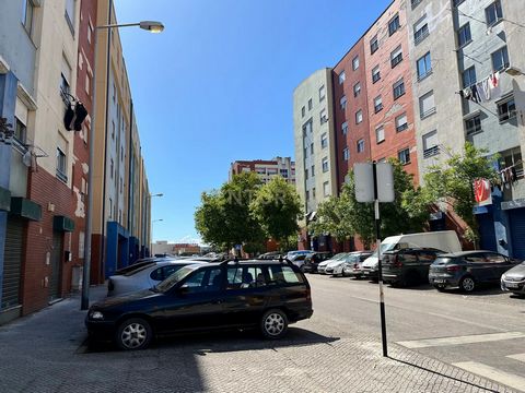 Magasin transformé en studio résidentiel de 3 chambres avec 72m2. Situé à Monte da Caparica, dans la rue Travessa das Quintas. Les travaux ont été réalisés avec une grande qualité, en utilisant des matériaux de haute qualité, transformant l'espace en...