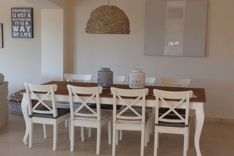 Villa moderne avec piscine privée. Du jardin, vous avez une vue fantastique sur les vignes. La villa est à distance de marche du centre du village animé et pittoresque du Plan-de-la-Tour. Dans la matinée, vous pouvez marcher à la boulangerie pour ach...