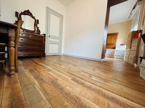 Madame immobilier vous propose en exclusivité, rue de cernay, un ensemble immobilier composé d'un ancien commerce et d'un appartement spacieux en duplex. Possibilité de créer une grande maison de ville de plus de 180 m2 avec garage et un bel extérieu...