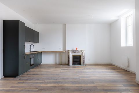 NANCY - SECTEUR CHARLES III Situé dans le secteur recherché de Charles III à Nancy, cet appartement de standing entièrement rénové offre le parfait équilibre entre le charme de l’ancien et le confort du neuf. Installé au 2ᵉ et dernier étage d’une pet...