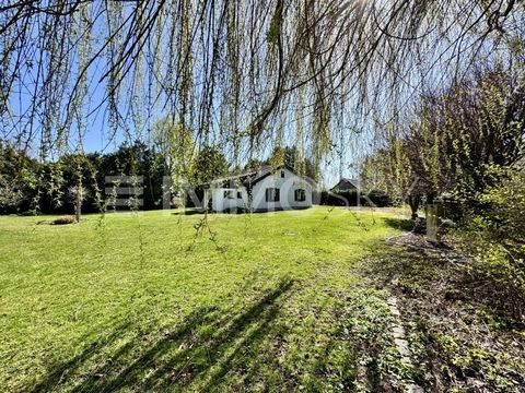 This spacious plot of 1,126 m² is located in the idyllic district of Riedmoos in the city of Unterschleissheim, an ideal place for all those who want to live close to nature and yet well connected. The south-west orientation ensures optimal lighting ...