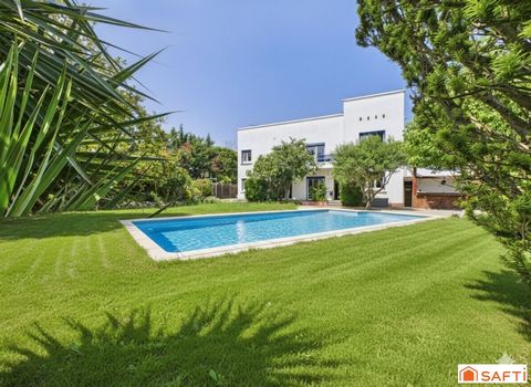 Superbe Maison d'Architecte T8 220m2 sur 1900m2 de Terrain avec Piscine et 2 Appartements