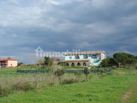 2 Storey villa, free on 4 sides, situated in the countryside in a quiet and private position with panoramic views over the surrounding countryside. The villa is in good condition and needs some modernization works as it has not been inhabited for a l...