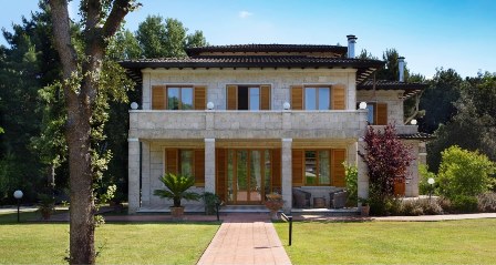 Stunning villa along the Forte dei Marmi coast line, one of the most prestigious locations of Tuscany. The property boasts marble of Carrara facade and large bright rooms with excellent finishing throughout. The 3-storey luxury villa consists of llar...