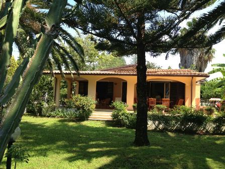 Detached villa located 500 metres from the village of San Nicolò di Ricadi, where there are all main services and local shops, and a short distance to the beach, reachable on foot. The single storey villa is in very good condition since renovation wo...