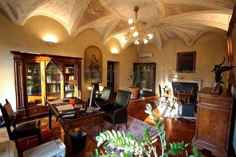 4-bedroom apartment in a restored historic building in one of the most characteristic piazzas of Intra. This beautiful two-storey apartment is of 250 square meters. It consists of 7 rooms, 2 bathrooms and a balcony, facing the Ranzoni square; it has ...