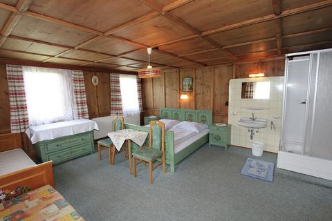 La ferme en exploitation Blaserhof bénéficie dune situation calme et ensoleillée, sur le Gerlosberg. Lhabitation de vacances est répartie entre le premier et le deuxième étage ; toutes les pièces donnent sur le couloir central ; lhabitation de vacanc...