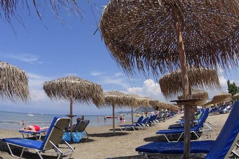 Cet appartement à Mpenitses, en Grèce, est le meilleur endroit pour venir passer du temps de qualité avec votre amoureux. Il dispose d'un joli balcon/terrasse d'où vous pourrez profiter des couchers de soleil et bien sûr de la vue sur la mer environn...