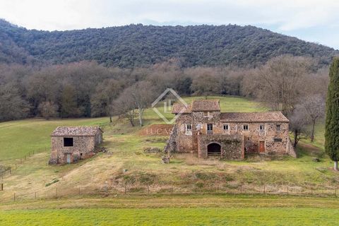 Lucas Fox presents this rustic building , ideal as a refurbishment project, located in an idyllic setting, in the middle of nature, surrounded by forests and meadows a few minutes from the city of Olot. The building is made up of two buildings, a mai...